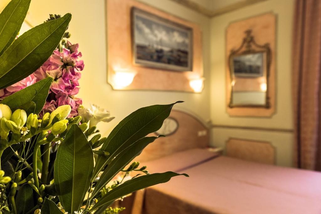 Antica Residenza D'Azeglio Room&Breakfast Di Charme Bologna Bagian luar foto