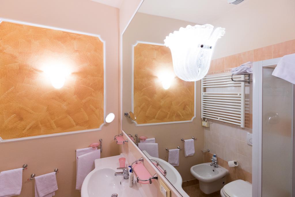 Antica Residenza D'Azeglio Room&Breakfast Di Charme Bologna Bagian luar foto